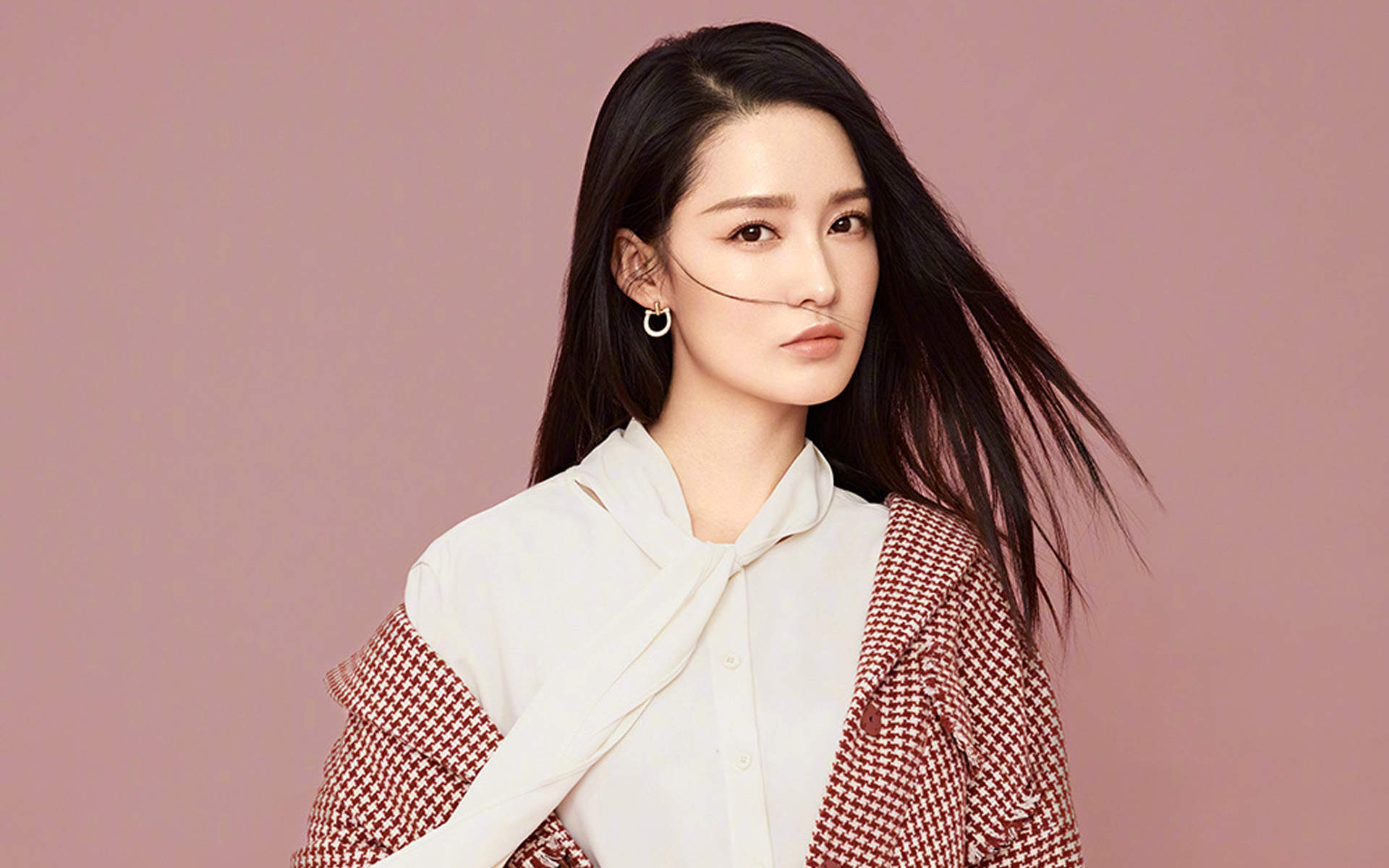 中国内地江苏省苏州市影视女演员李沁黑白长裙性感写真图片图片