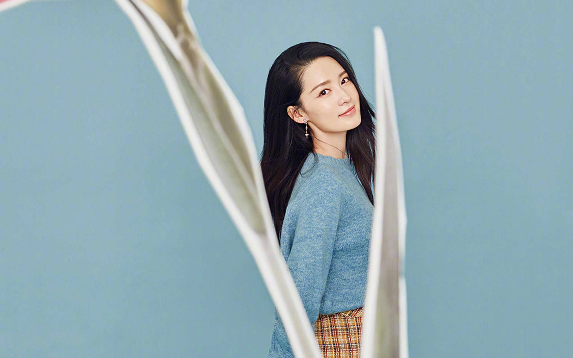 中国内地江苏省苏州市影视女演员李沁甜美俏皮写真手机壁纸图片