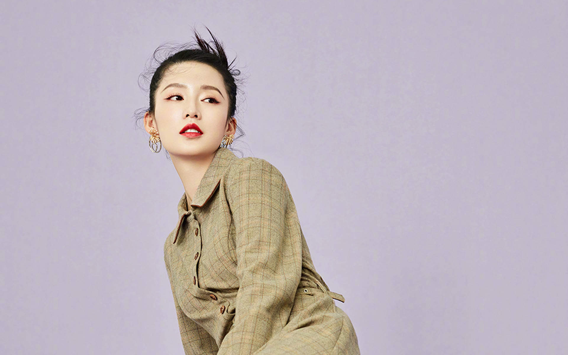 中国内地江苏省苏州市影视女演员李沁甜美俏皮写真手机壁纸图片