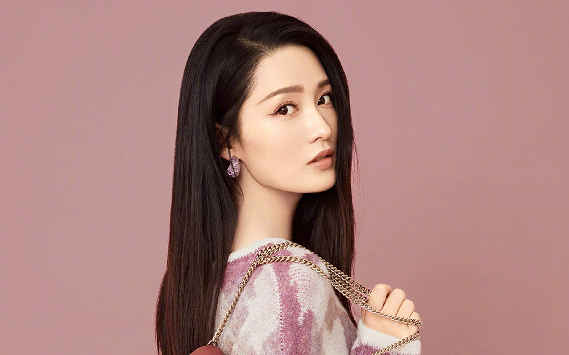 中国内地江苏省苏州市影视女演员李沁甜美俏皮写真手机壁纸图片