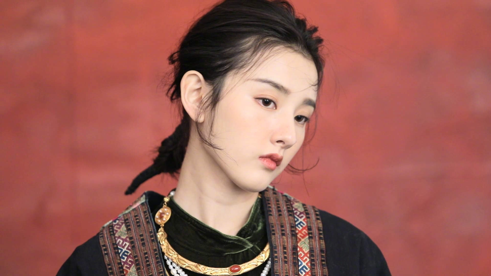 中国北京当代95后女演员宋祖儿民族风高清桌面壁纸图片