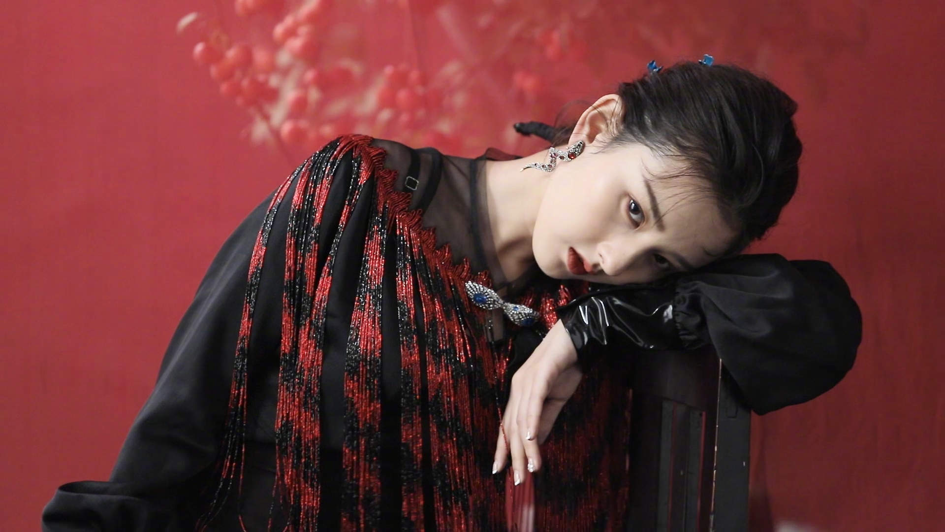 中国北京当代95后女演员宋祖儿民族风高清桌面壁纸图片