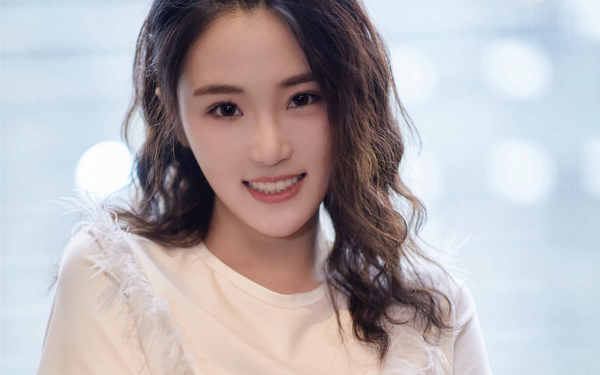 高清张可盈露肩裙性感写真图片图片