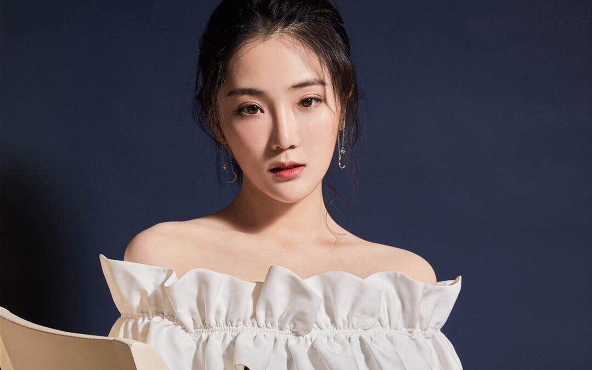 高清张可盈露肩裙性感写真图片图片