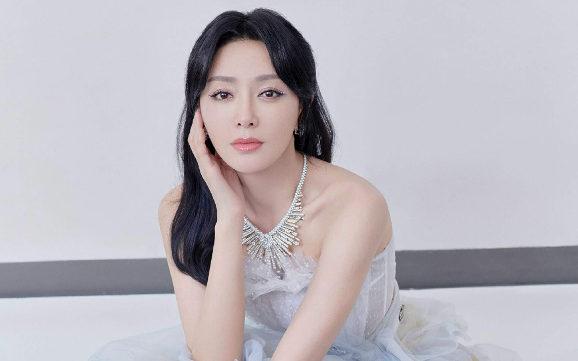 高清中国内地辽宁省沈阳女演员秦岚钻石蓝睫毛魅力性感写真图片