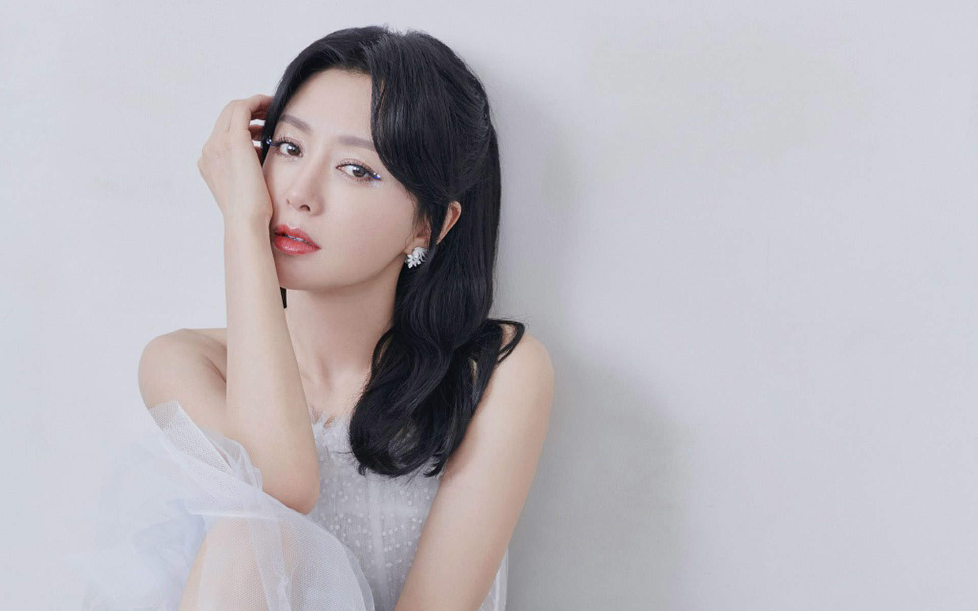 高清中国内地辽宁省沈阳女演员秦岚钻石蓝睫毛魅力性感写真图片