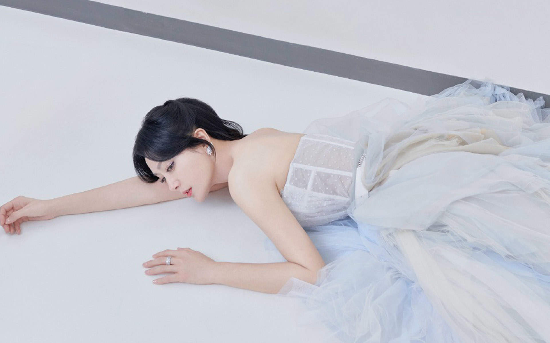 高清中国内地辽宁省沈阳女演员秦岚钻石蓝睫毛魅力性感写真图片