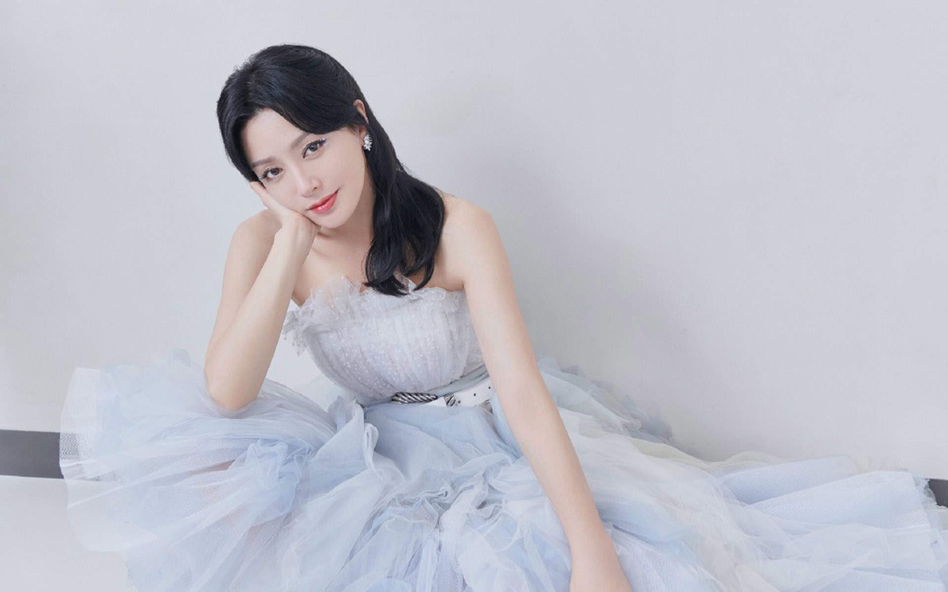 高清中国内地辽宁省沈阳女演员秦岚钻石蓝睫毛魅力性感写真图片