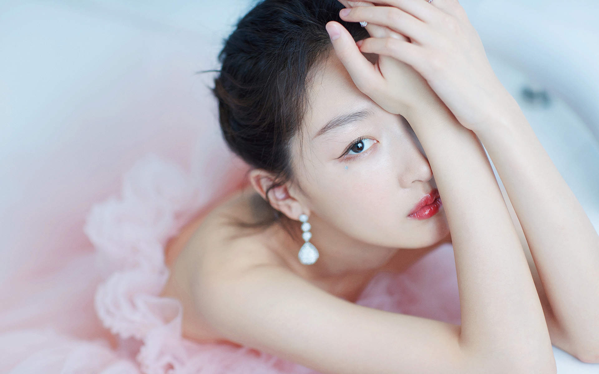 中国内地影视河北省石家庄女演员周冬雨粉裙甜美高清桌面壁纸图片