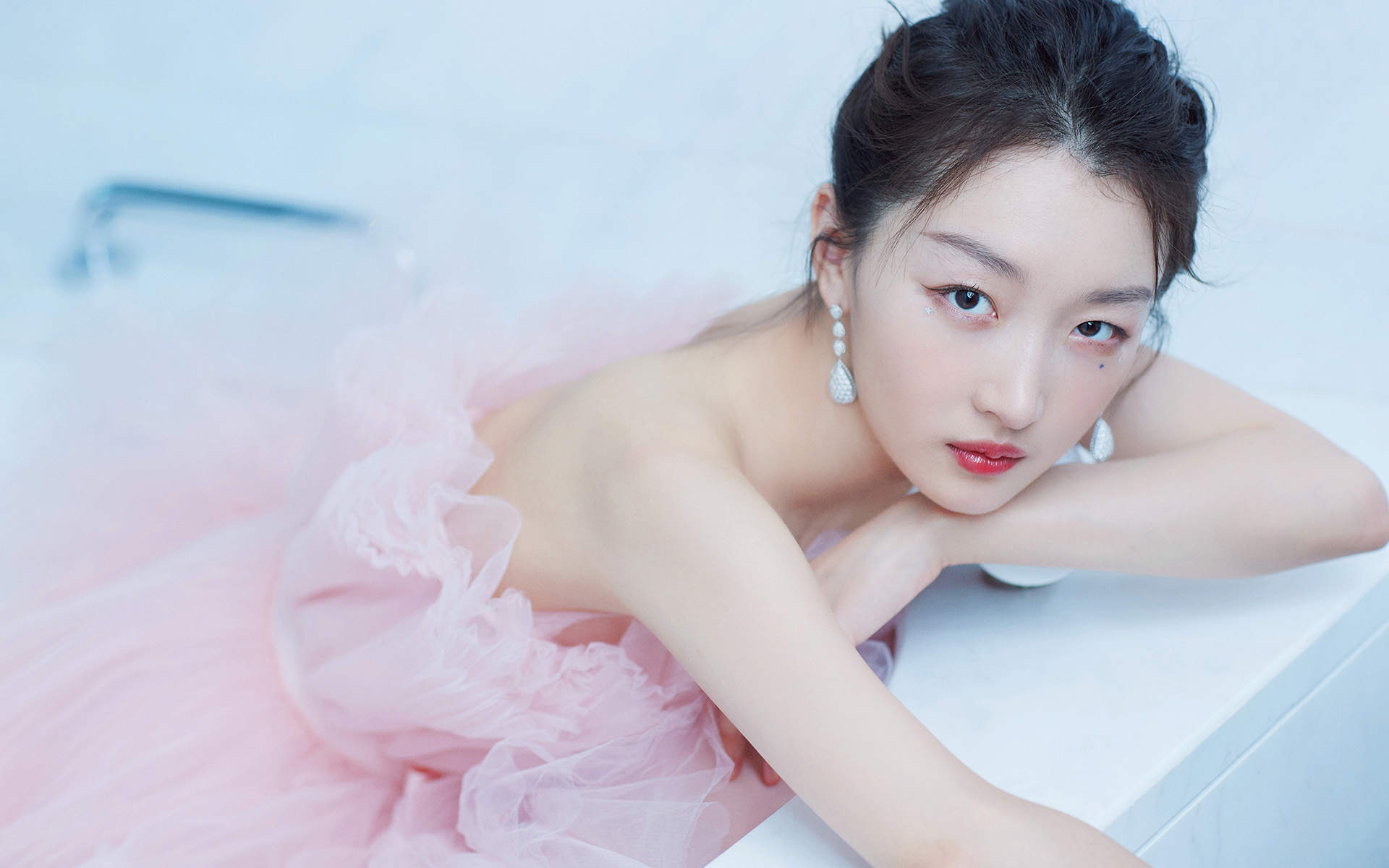 中国内地影视河北省石家庄女演员周冬雨粉裙甜美高清桌面壁纸图片
