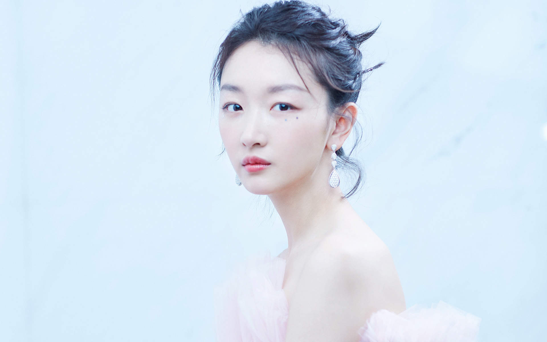 中国内地影视河北省石家庄女演员周冬雨粉裙甜美高清桌面壁纸图片