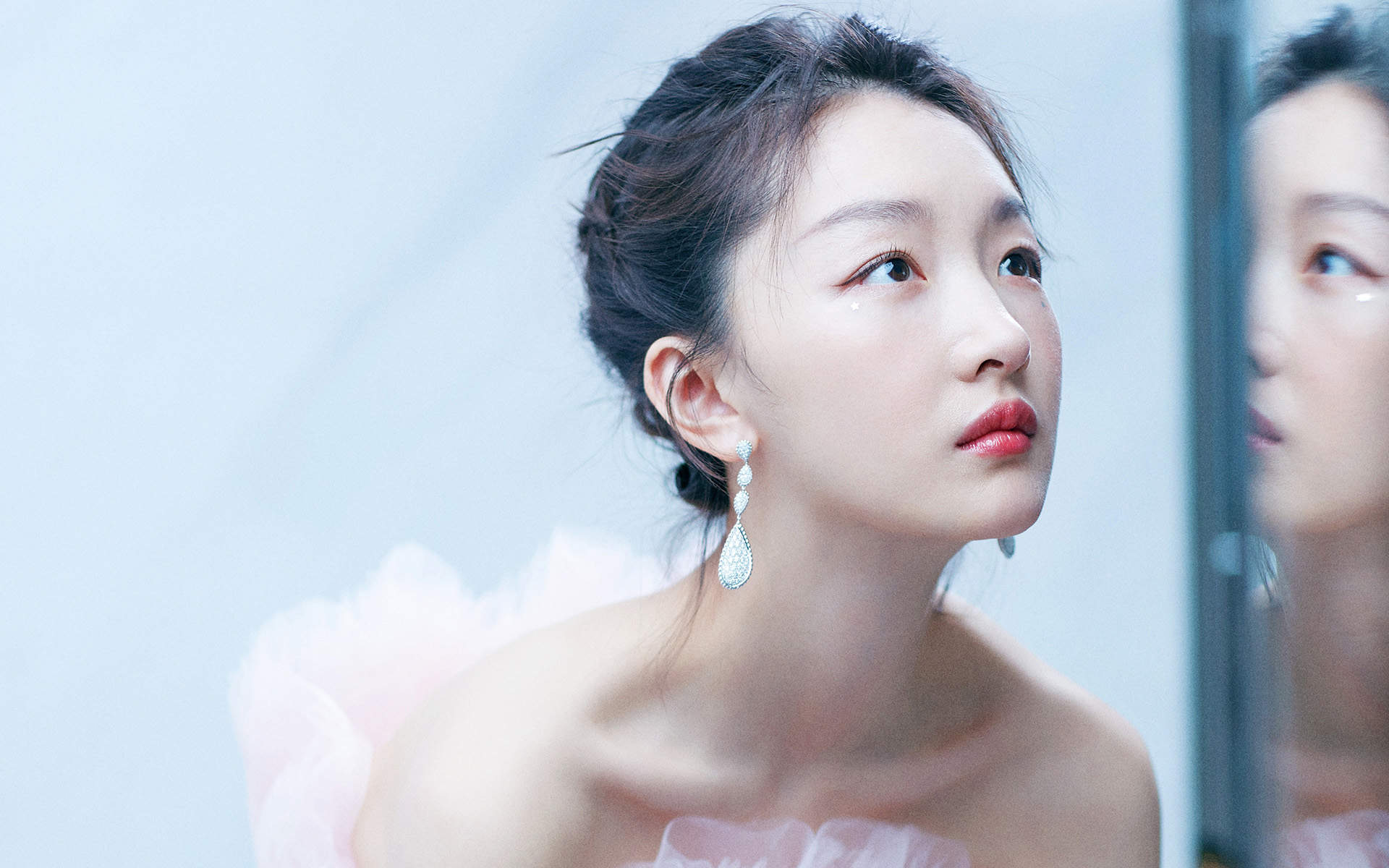 中国内地影视河北省石家庄女演员周冬雨粉裙甜美高清桌面壁纸图片