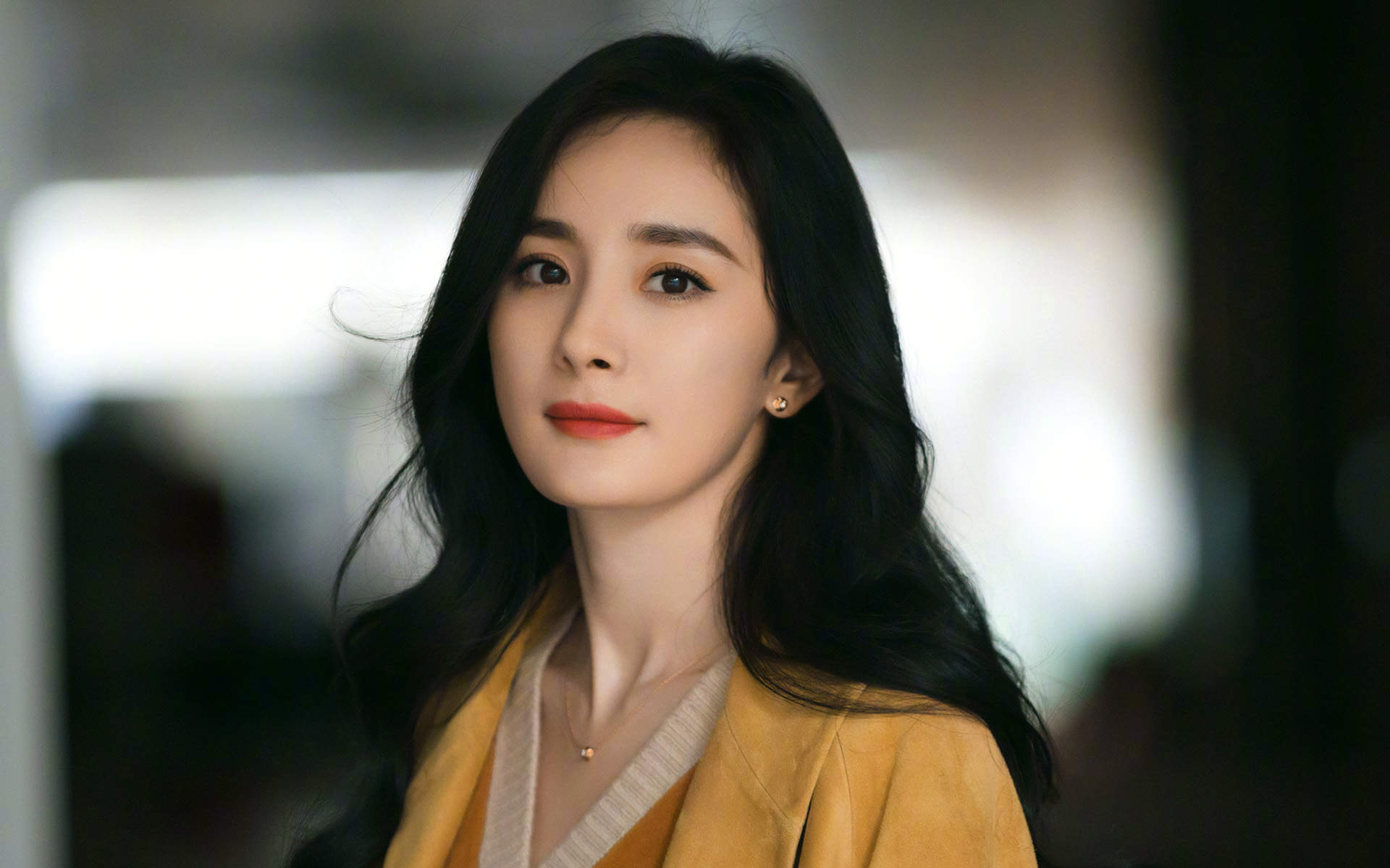 中国内地北京影视女演员杨幂抹胸裙性感高清桌面壁纸图片
