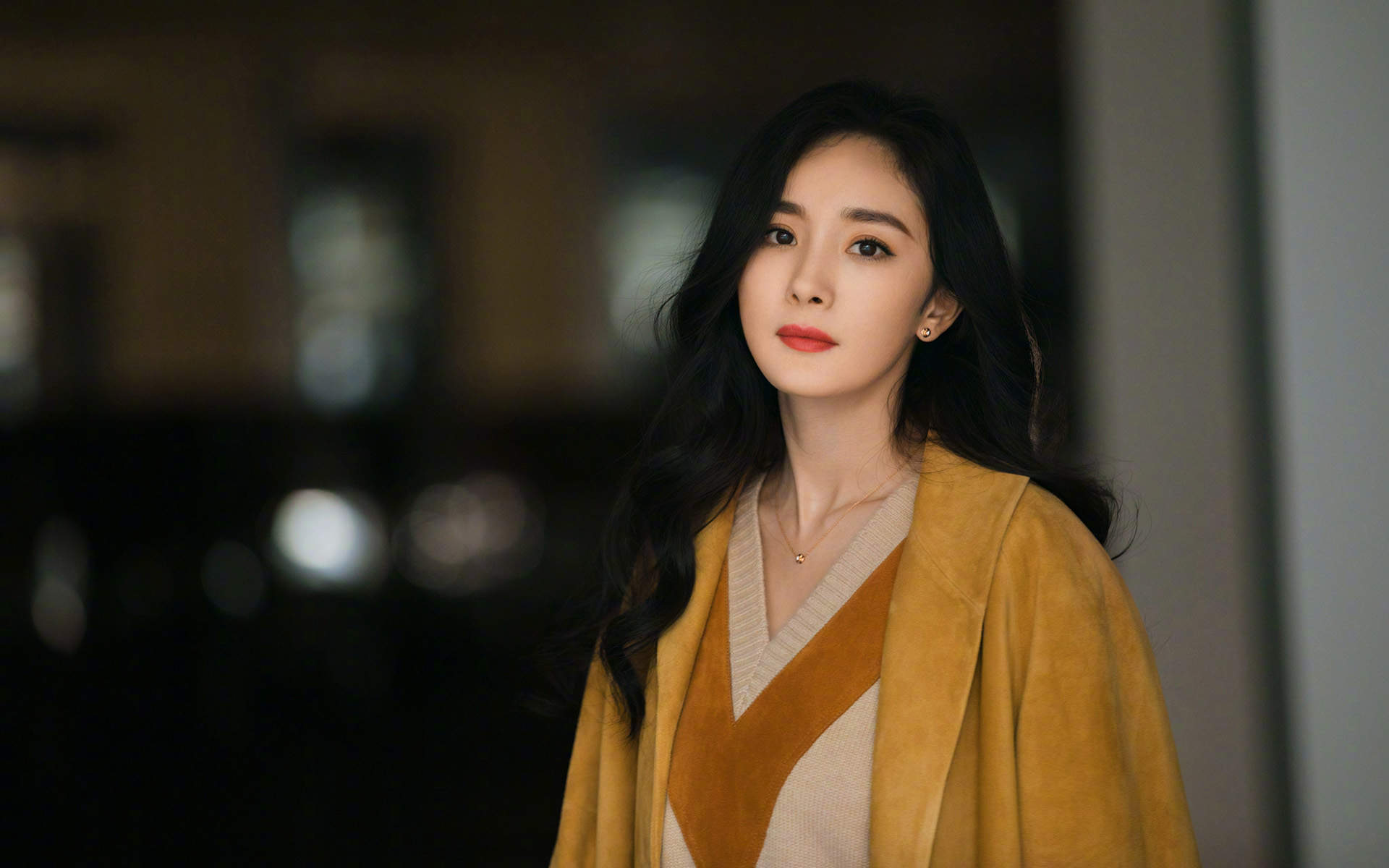 中国内地北京影视女演员杨幂温柔性感高清桌面壁纸图片