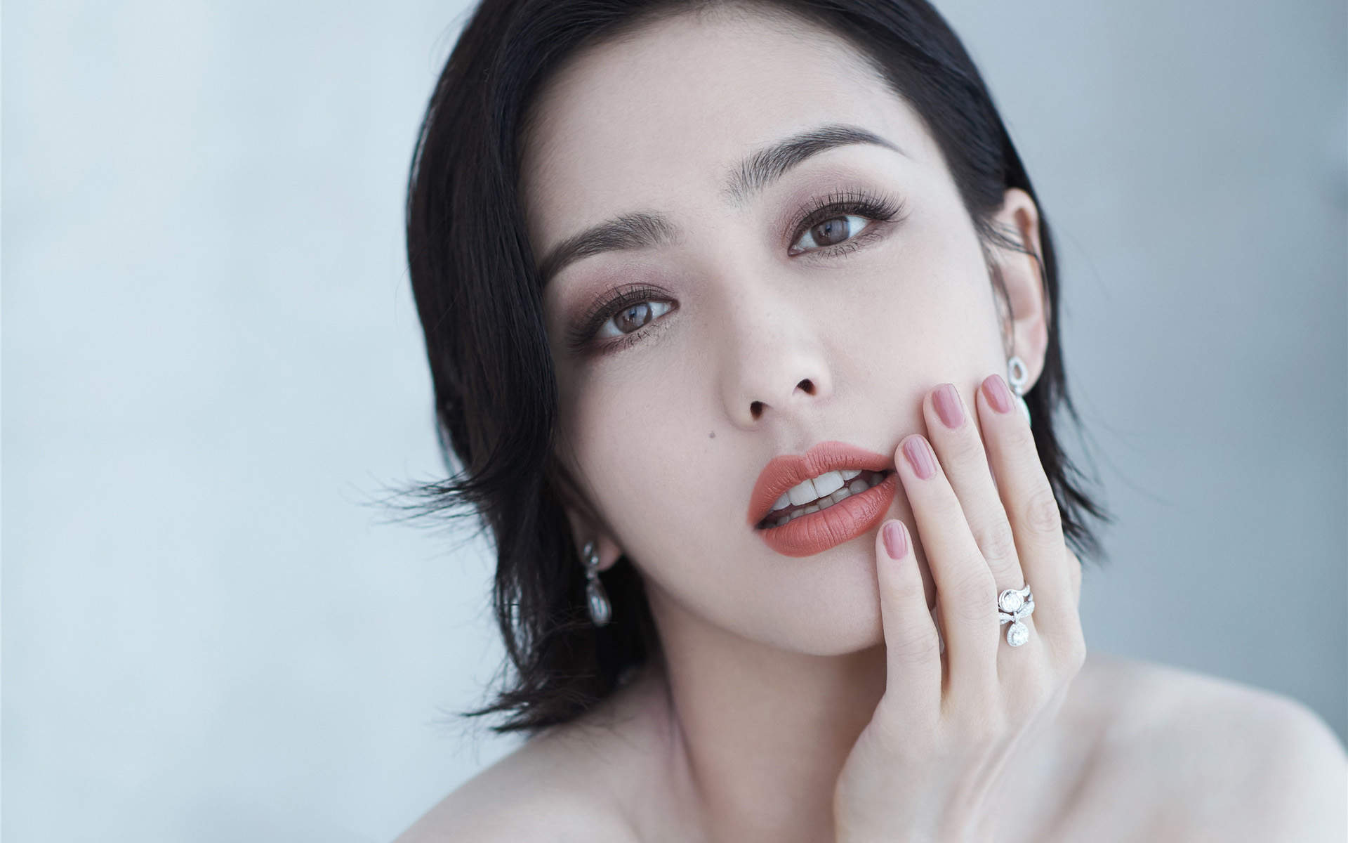 高清中国内地新疆伊犁影视女演员佟丽娅简约唯美性感写真图片桌面壁纸图片 高清中国内地新疆伊犁影视女演员佟丽娅简约唯美性感写真图片桌面壁纸图片