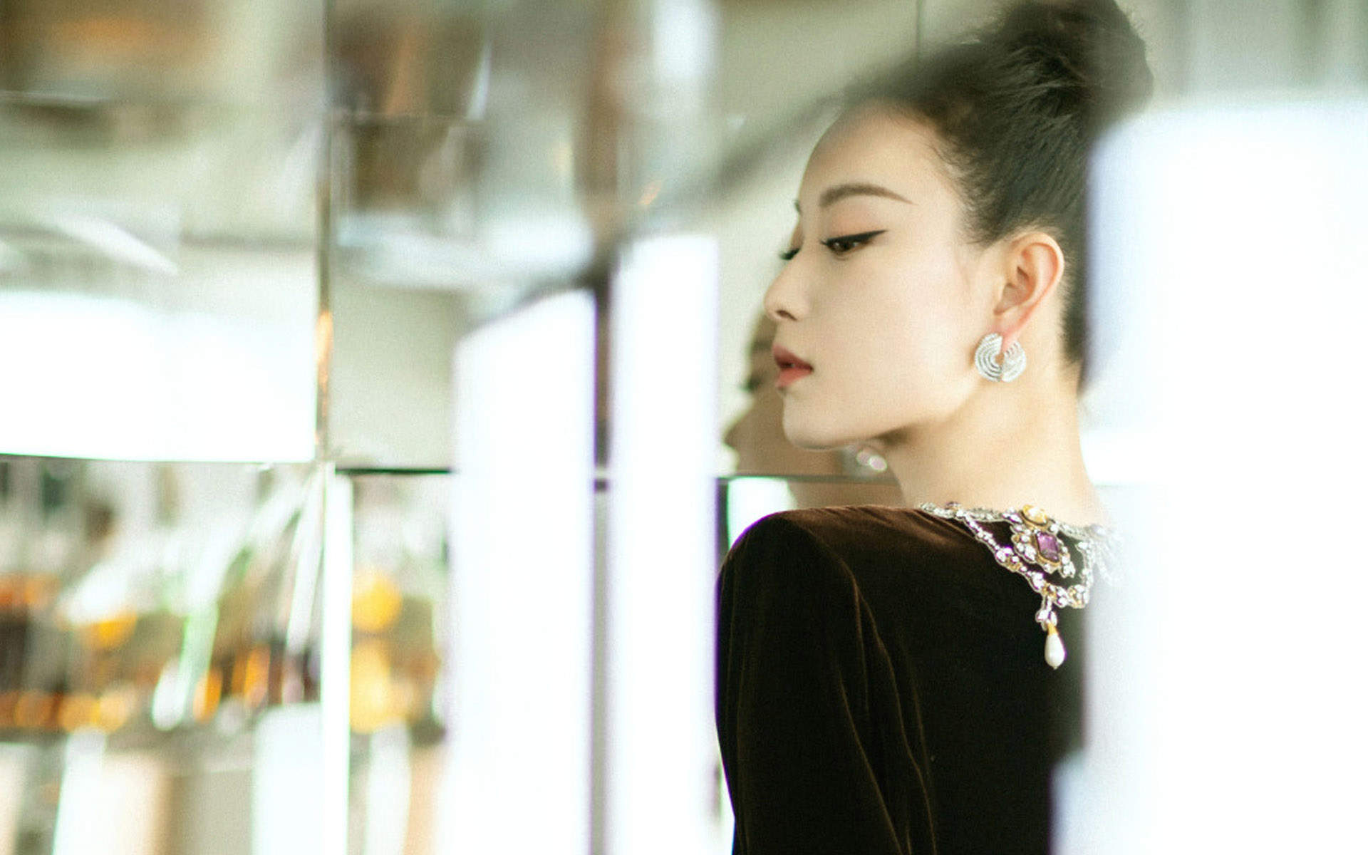 倪妮复古典雅写真图片电脑壁纸图片