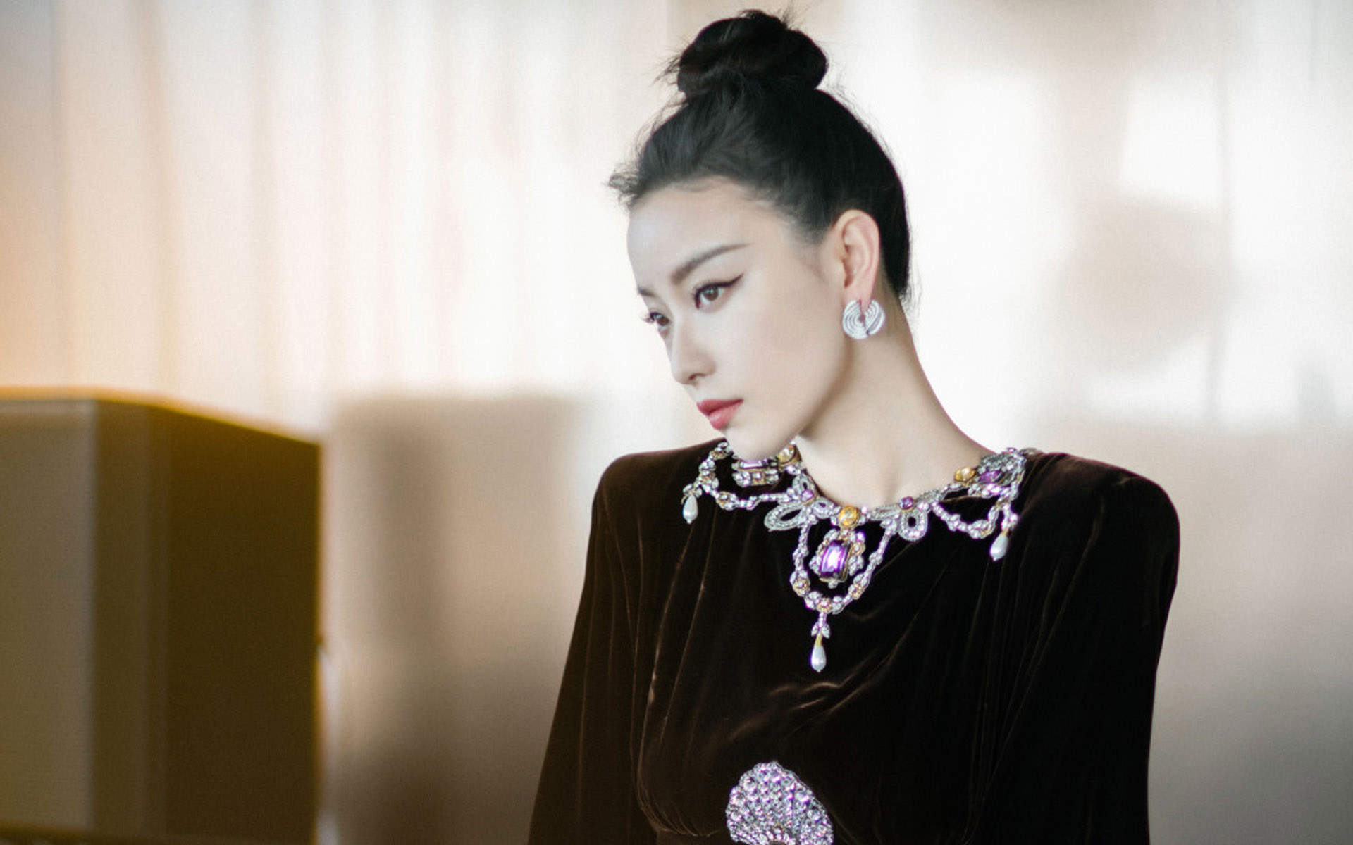 倪妮复古典雅写真图片电脑壁纸图片