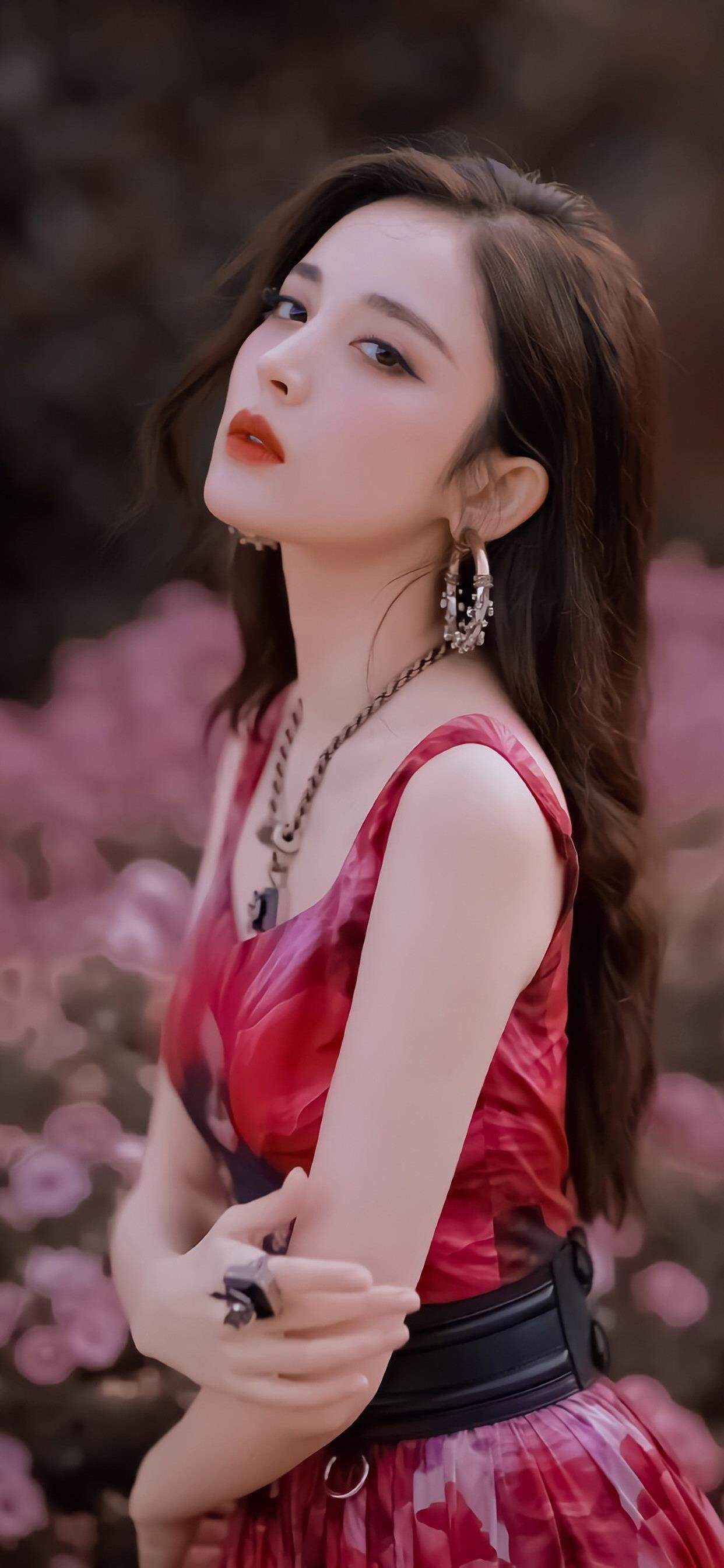 中国内地新疆乌鲁木齐市影视女演员古力娜扎率性性感写真手机壁纸图片