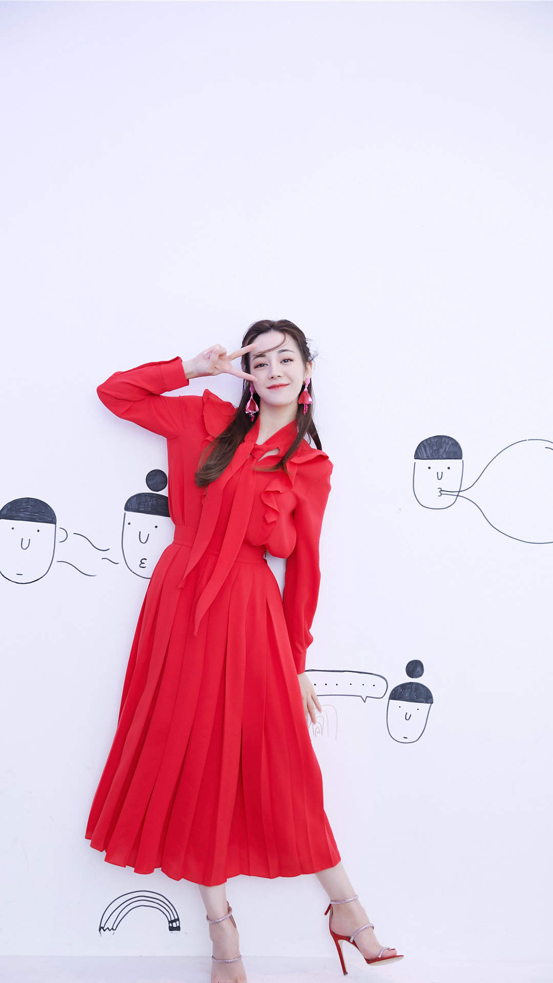 新疆乌鲁木齐美女演员迪丽热巴最新杂志写真图片图片