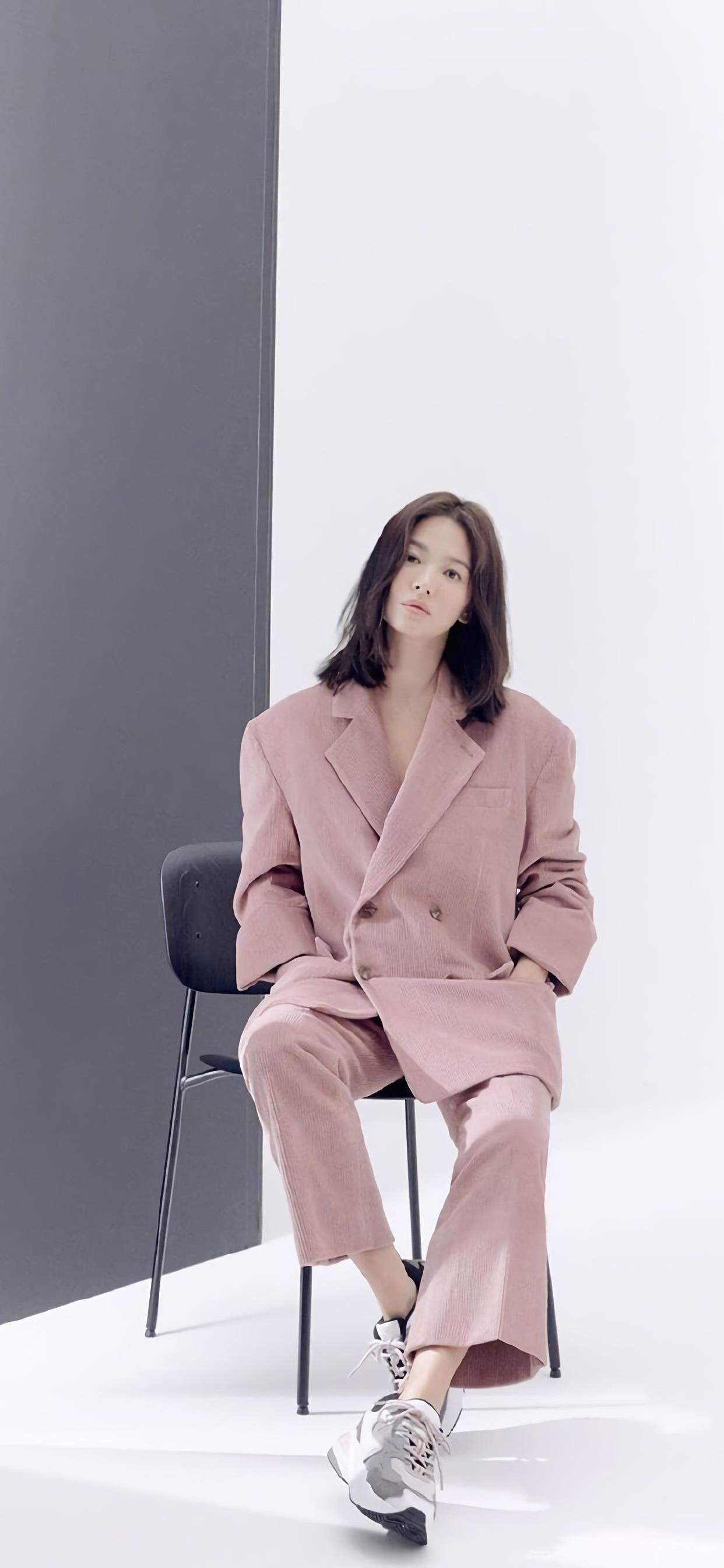 高清韩国大邱广域市女明显宋慧乔图片：亮相Burberry2017秋冬大秀现场图片图片