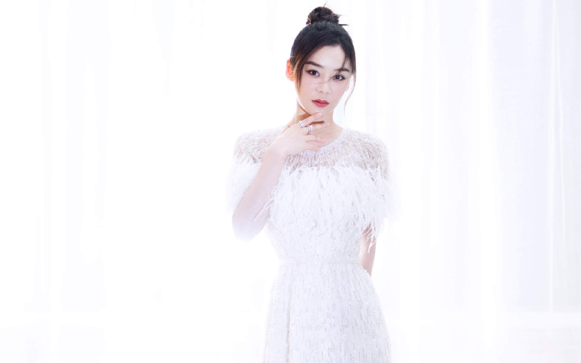 高清中国内地影视湖北省襄阳女演员袁姗姗羽毛裙唯美写真桌面壁纸图片 高清中国内地影视湖北省襄阳女演员袁姗姗羽毛裙唯美写真桌面壁纸图片