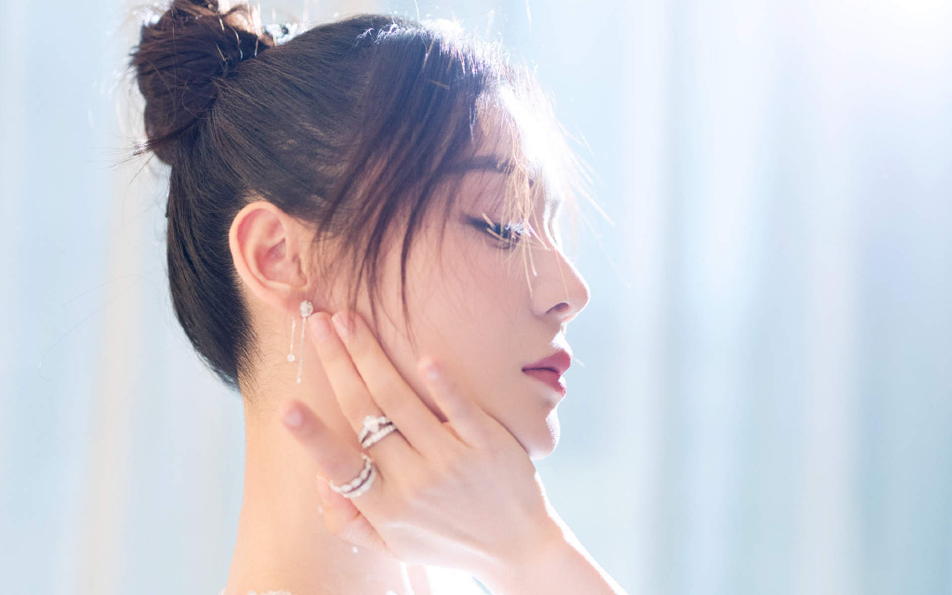 高清中国内地影视湖北省襄阳女演员袁姗姗羽毛裙唯美写真桌面壁纸图片