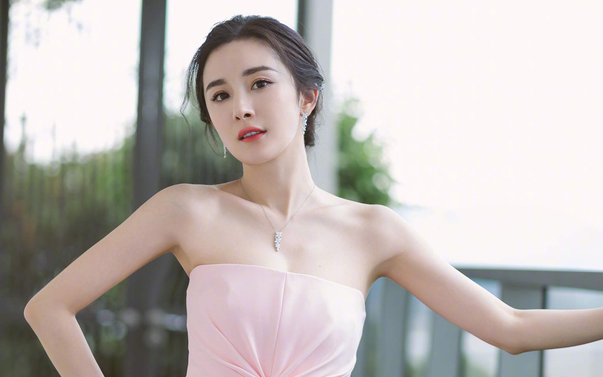 中国内地北京影视女演员杨幂抹胸裙性感高清桌面壁纸图片