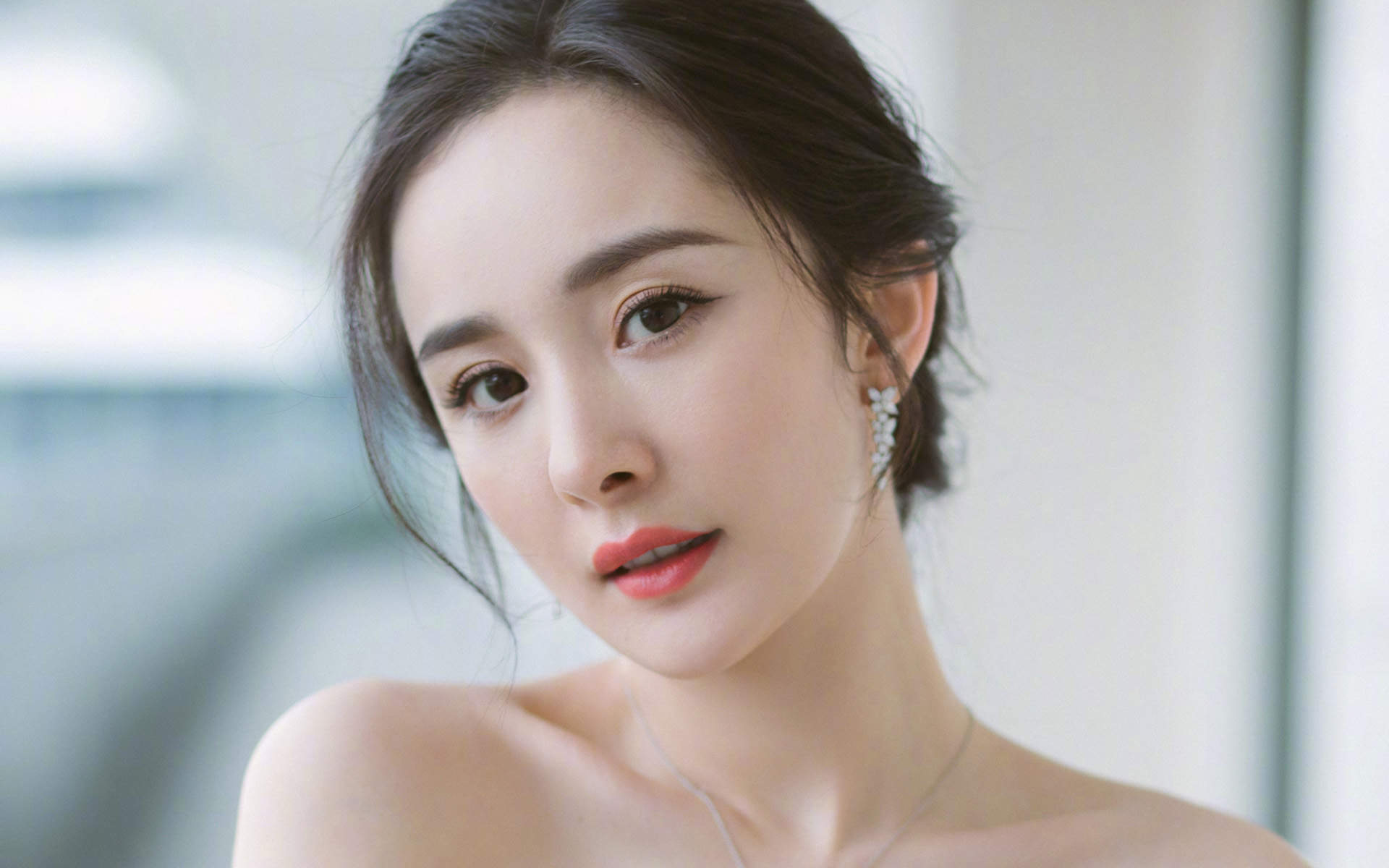 中国内地北京影视女演员杨幂抹胸裙性感高清桌面壁纸图片