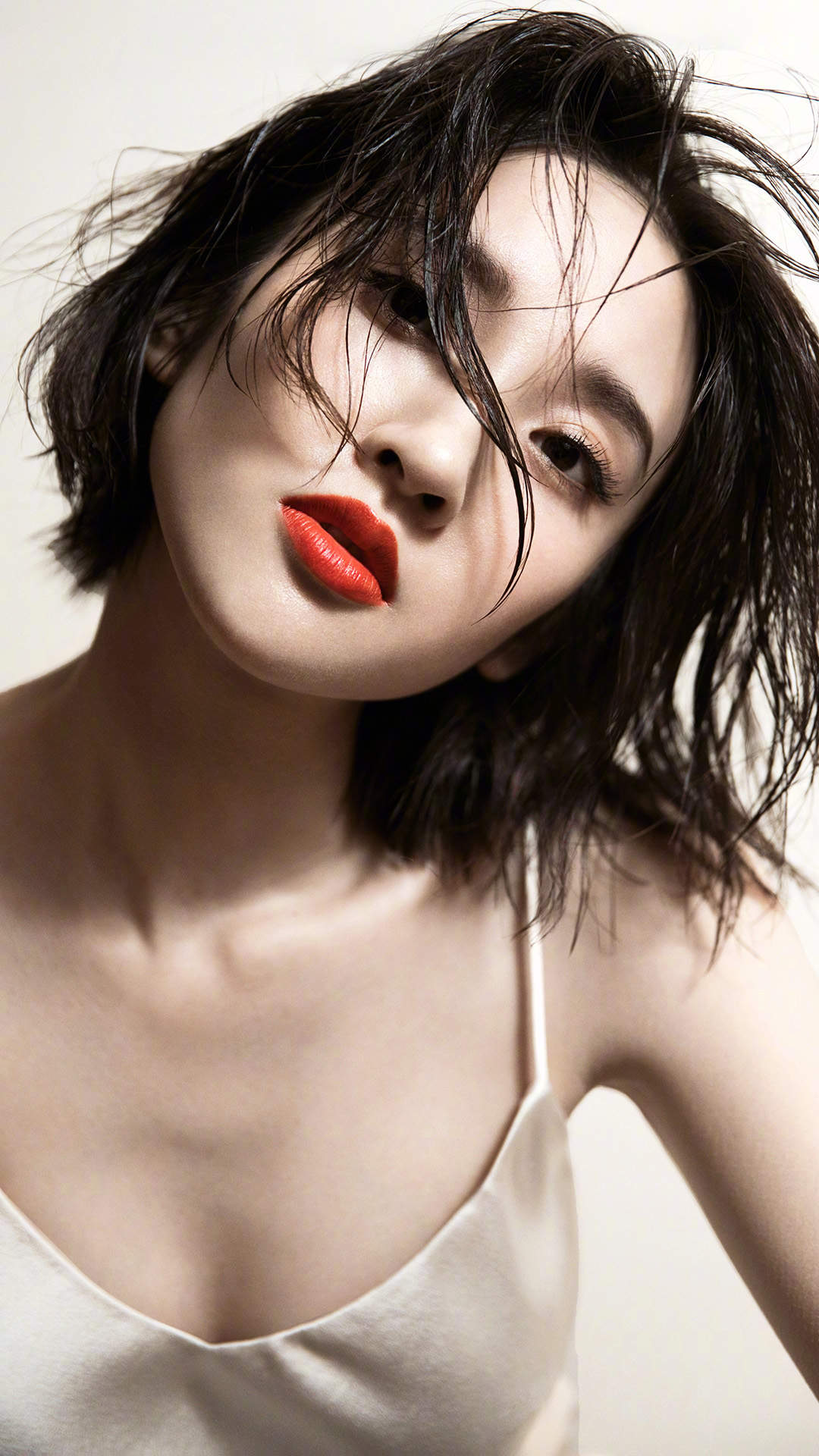 高清中国内地四川女演员唐艺昕清爽简约机场照图片图片