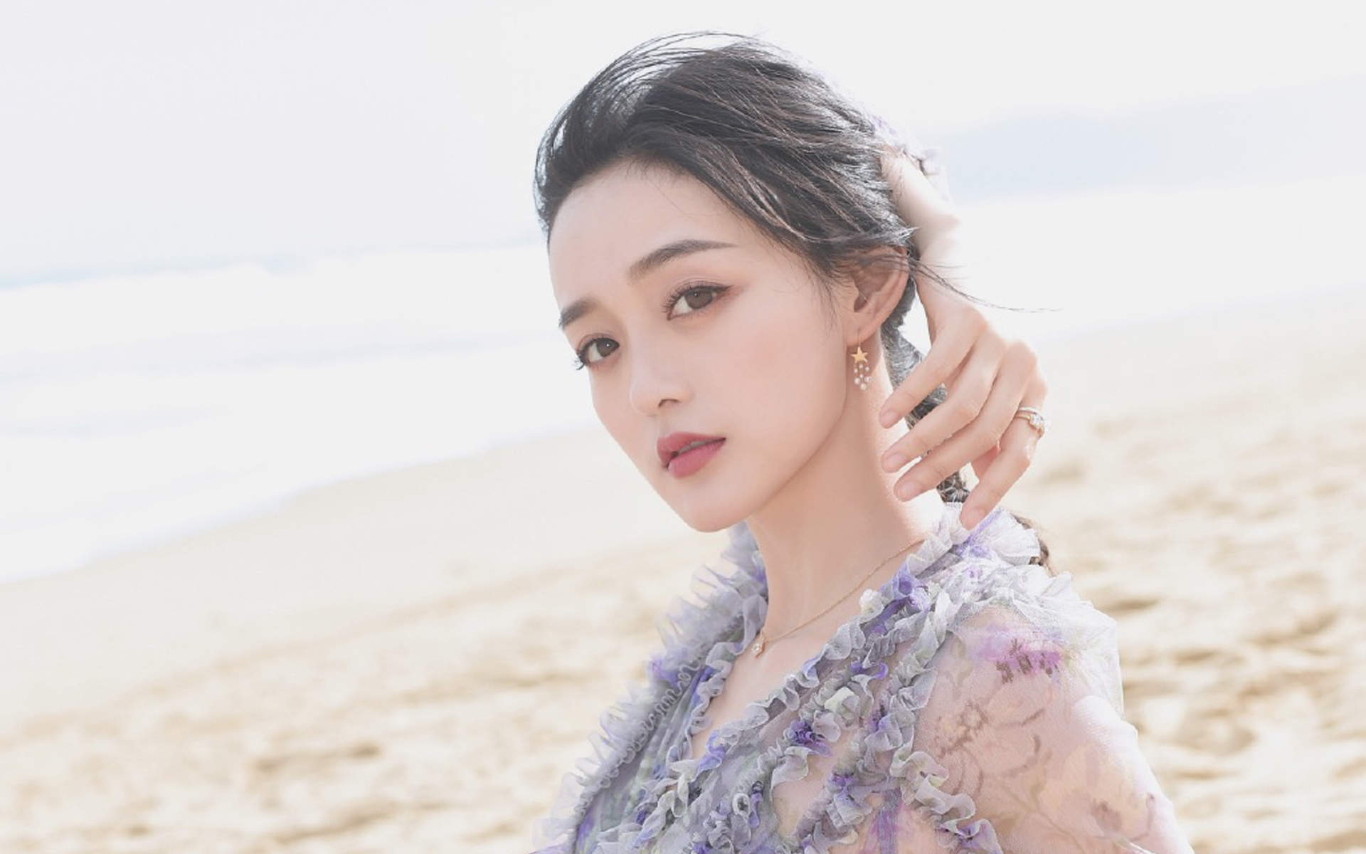 高清中国内地女演员平面模特何泓姗唯美婚纱写真图片图片