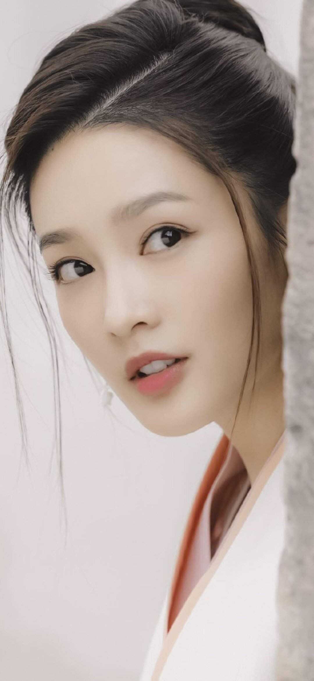 中国内地江苏省苏州市影视女演员李沁甜美俏皮写真手机壁纸图片