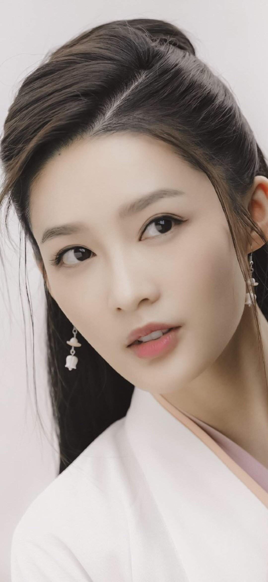 中国内地江苏省苏州市影视女演员李沁黑白长裙性感写真图片图片