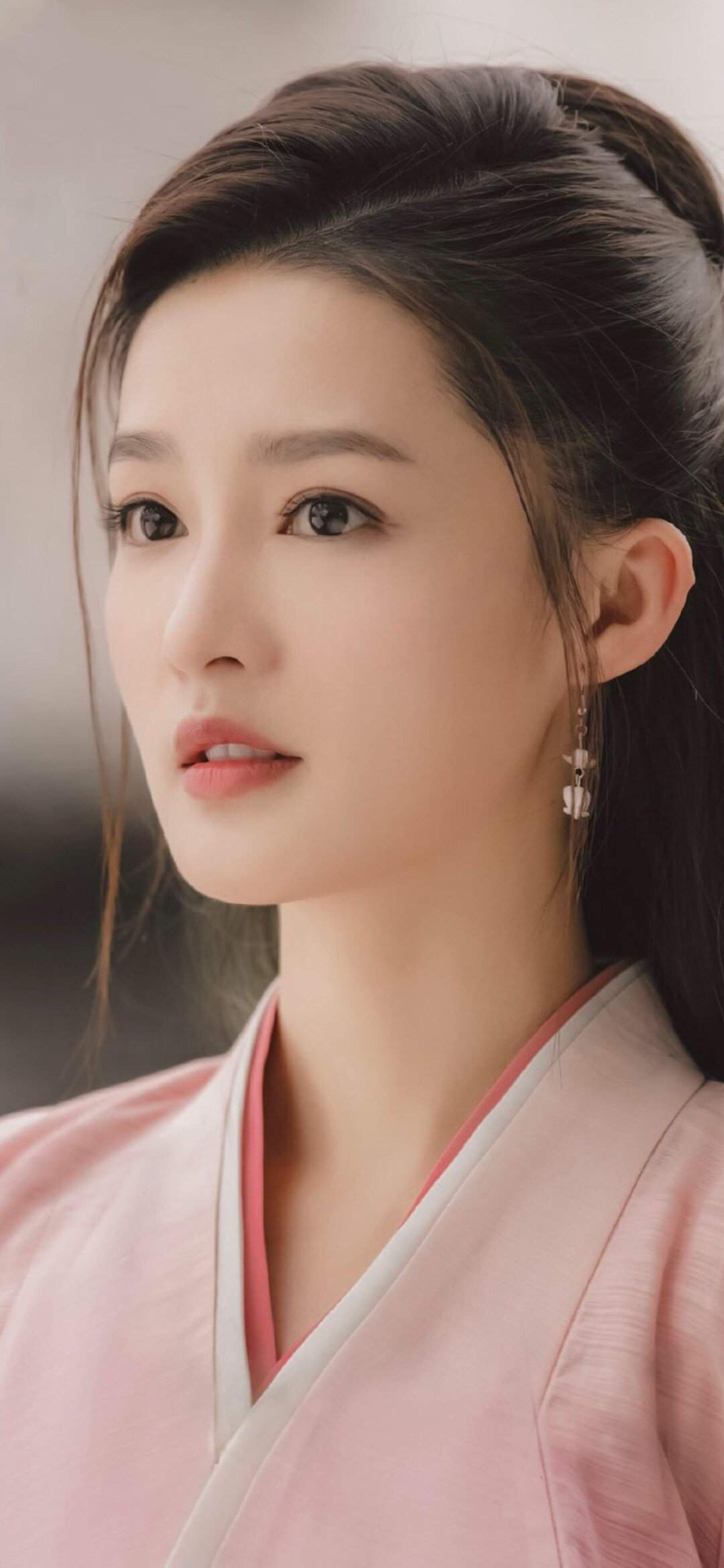 中国内地江苏省苏州市影视女演员李沁黑白长裙性感写真图片图片