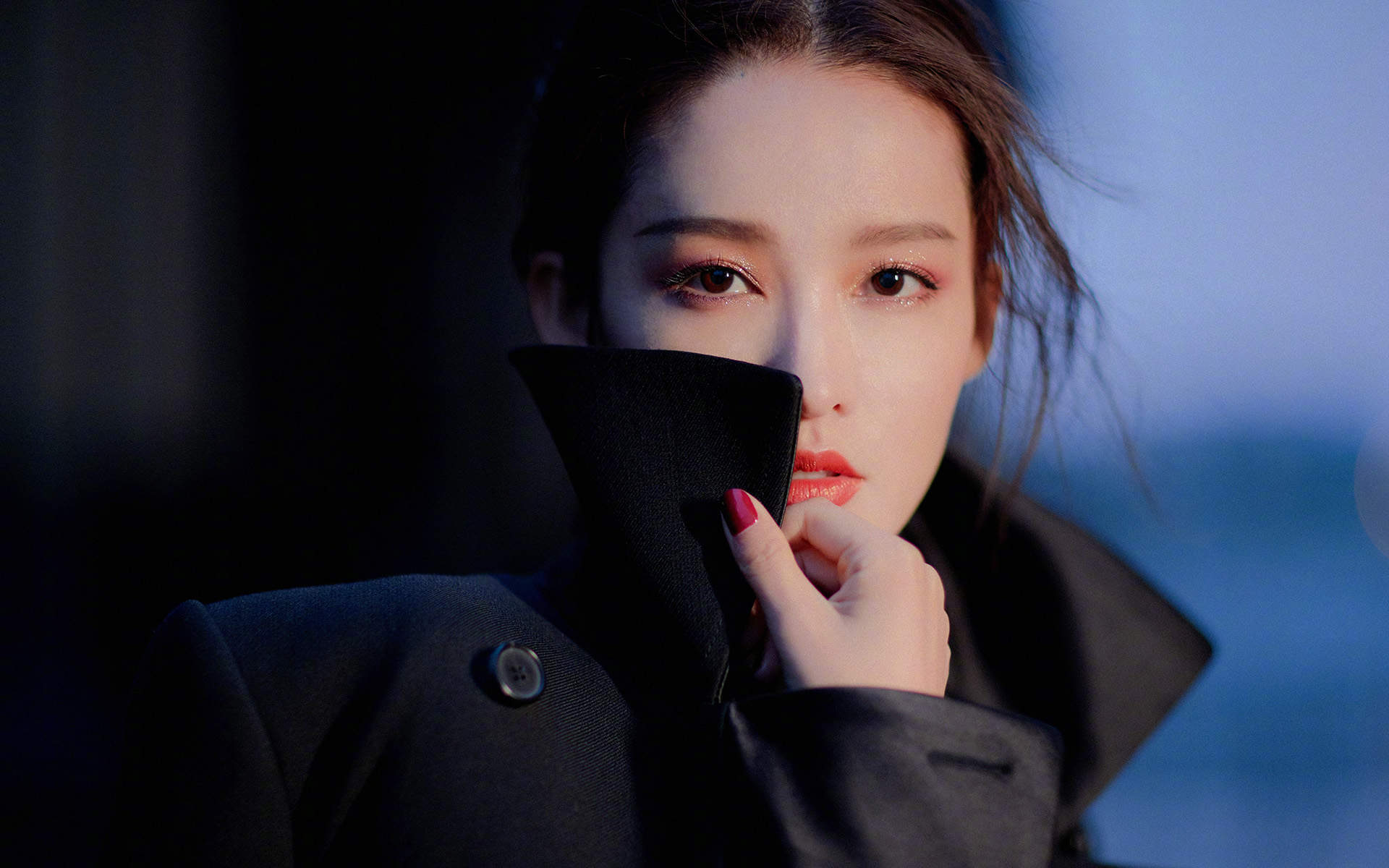 中国内地江苏省苏州市影视女演员李沁黑白长裙性感写真图片图片
