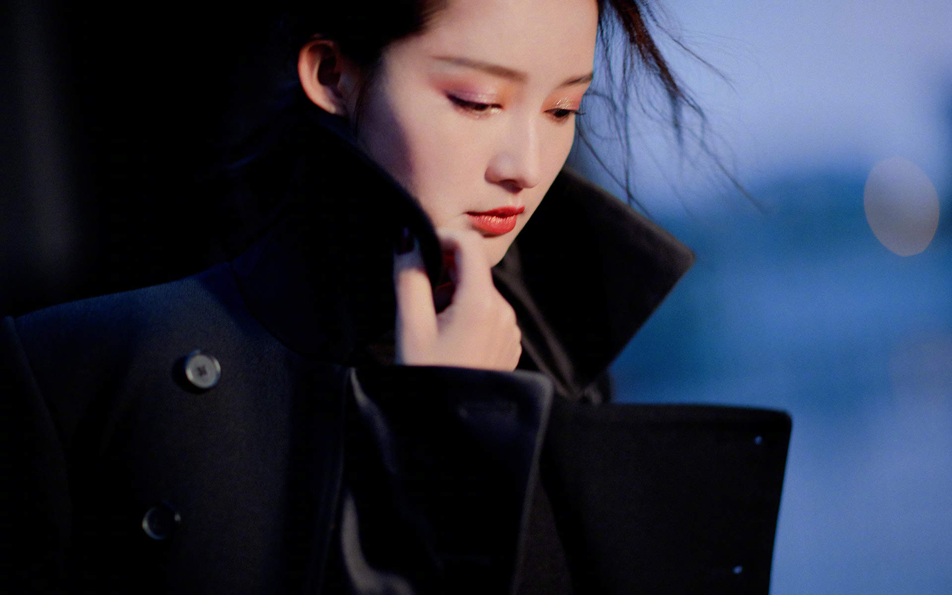 中国内地江苏省苏州市影视女演员李沁黑白长裙性感写真图片图片