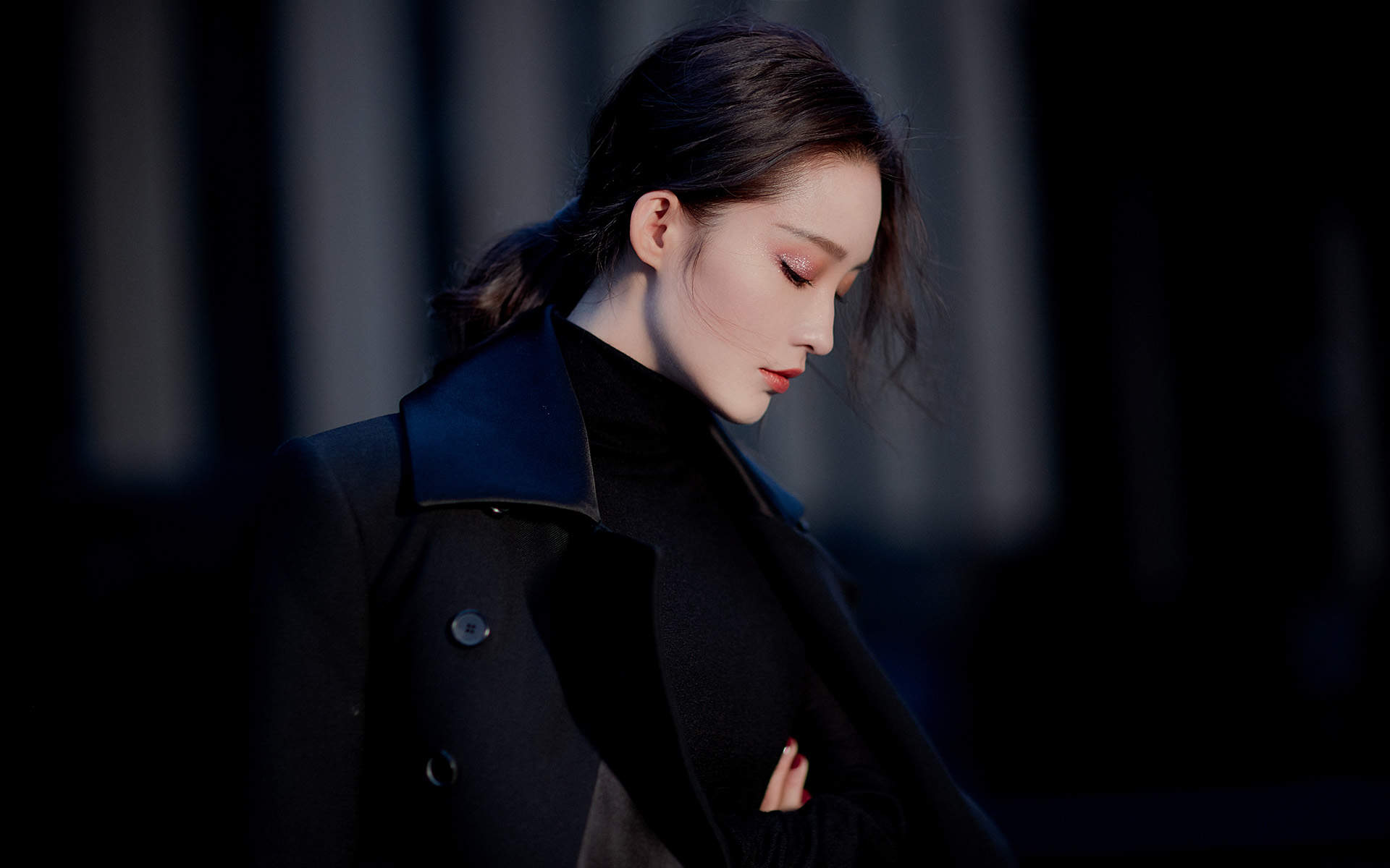 中国内地江苏省苏州市影视女演员李沁黑白长裙性感写真图片图片
