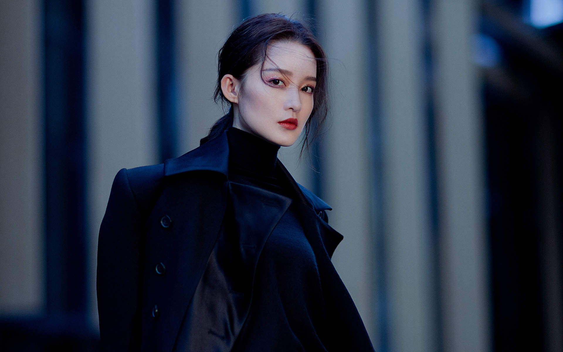 中国内地江苏省苏州市影视女演员李沁甜美俏皮写真手机壁纸图片
