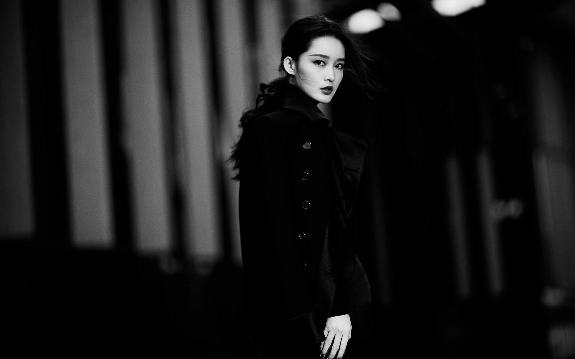 中国内地江苏省苏州市影视女演员李沁甜美俏皮写真手机壁纸图片