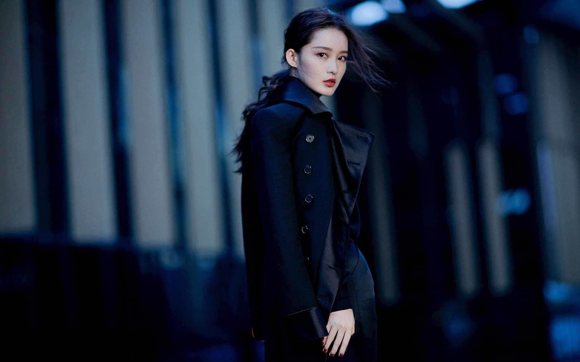中国内地江苏省苏州市影视女演员李沁甜美俏皮写真手机壁纸图片