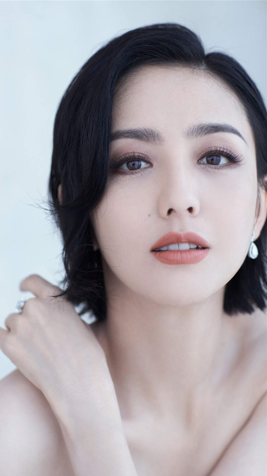 高清中国内地新疆伊犁影视女演员佟丽娅超A背头高清桌面壁纸图片