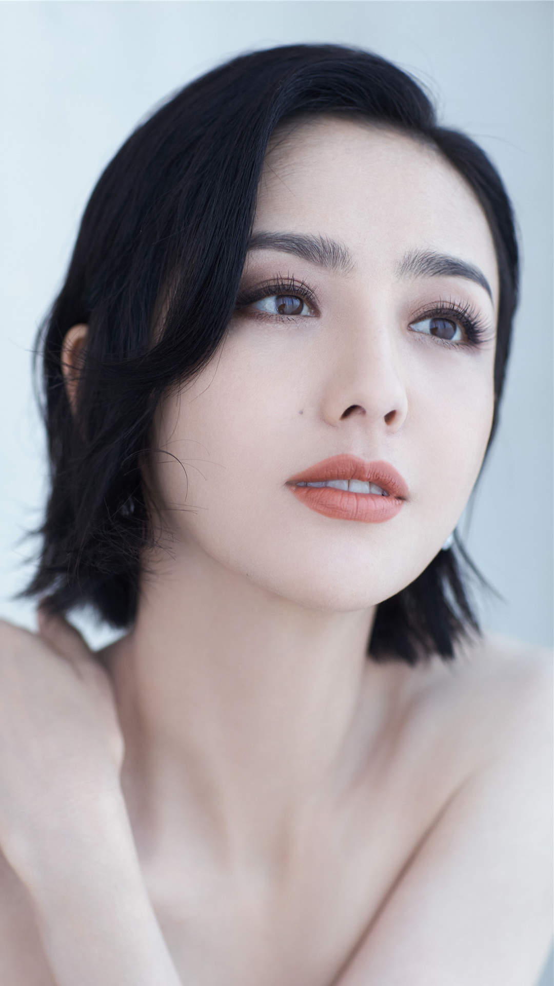 高清中国内地新疆伊犁影视女演员佟丽娅超A背头高清桌面壁纸图片