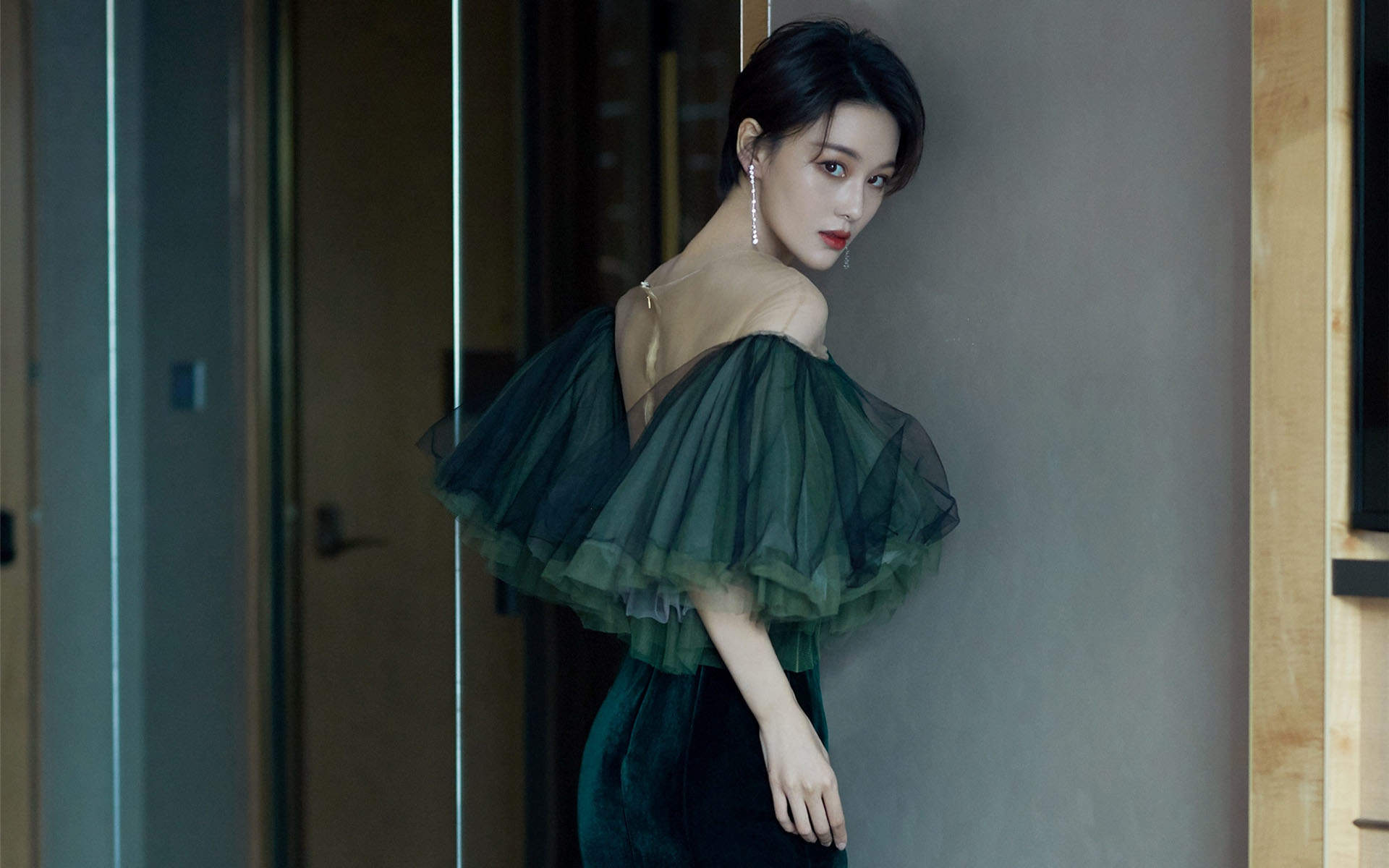 高清中国内地女演张馨予优雅气质性感写真图片桌面壁纸图片