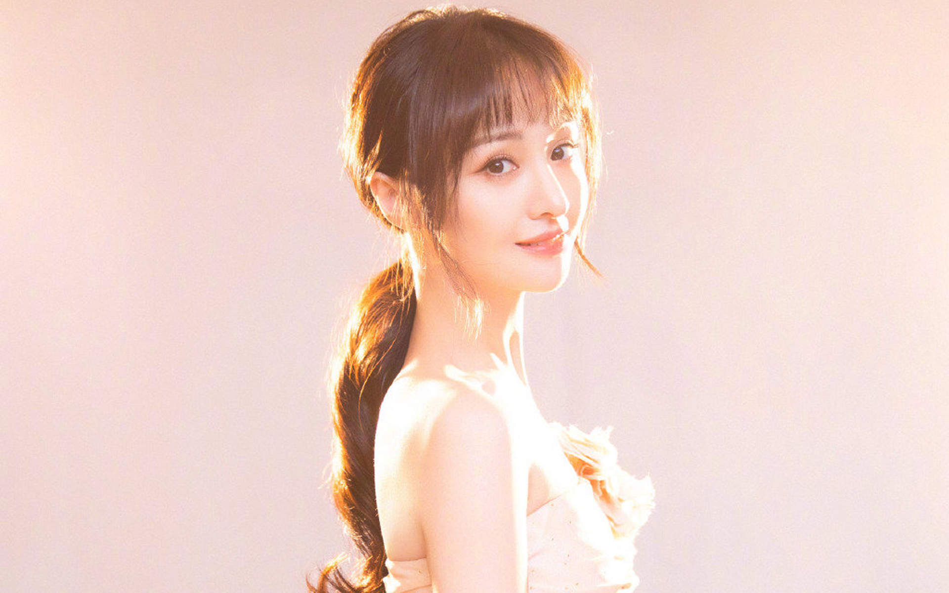 高清中国内地女演员郑爽泡面刘海清爽元气写真图片图片