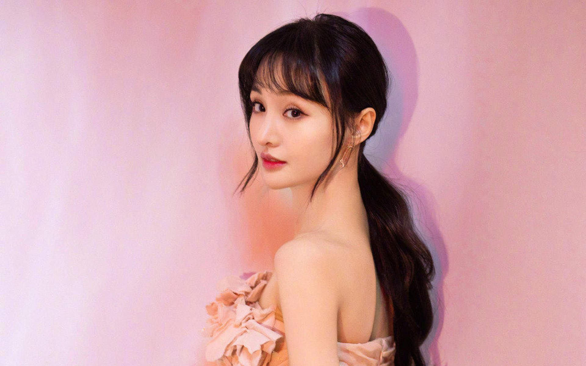高清中国内地女演员郑爽泡面刘海清爽元气写真图片图片