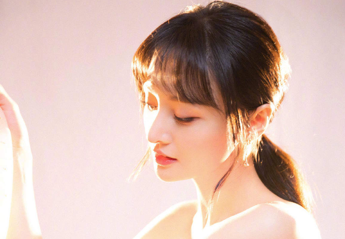 高清中国内地女演员郑爽泡面刘海清爽元气写真图片图片