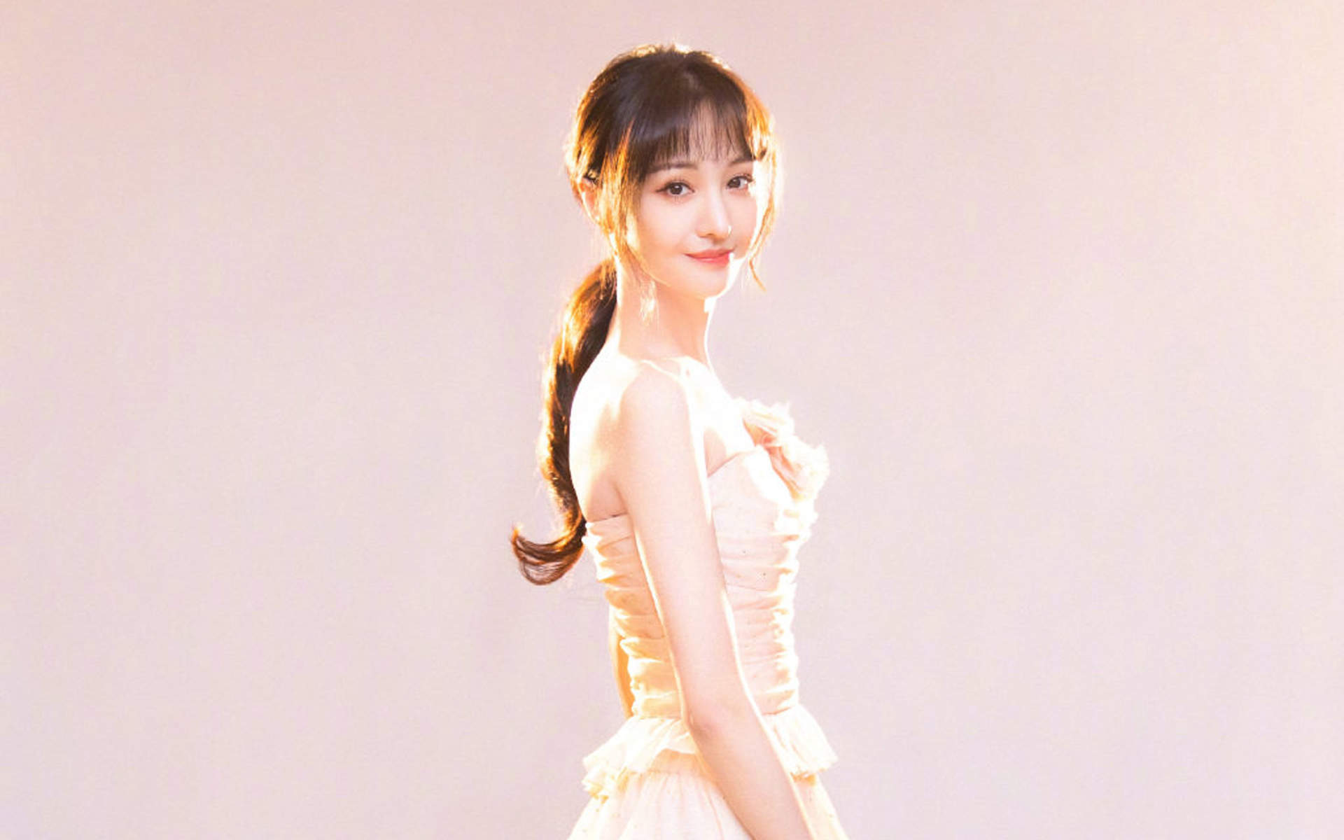 高清中国内地女演员郑爽泡面刘海清爽元气写真图片图片