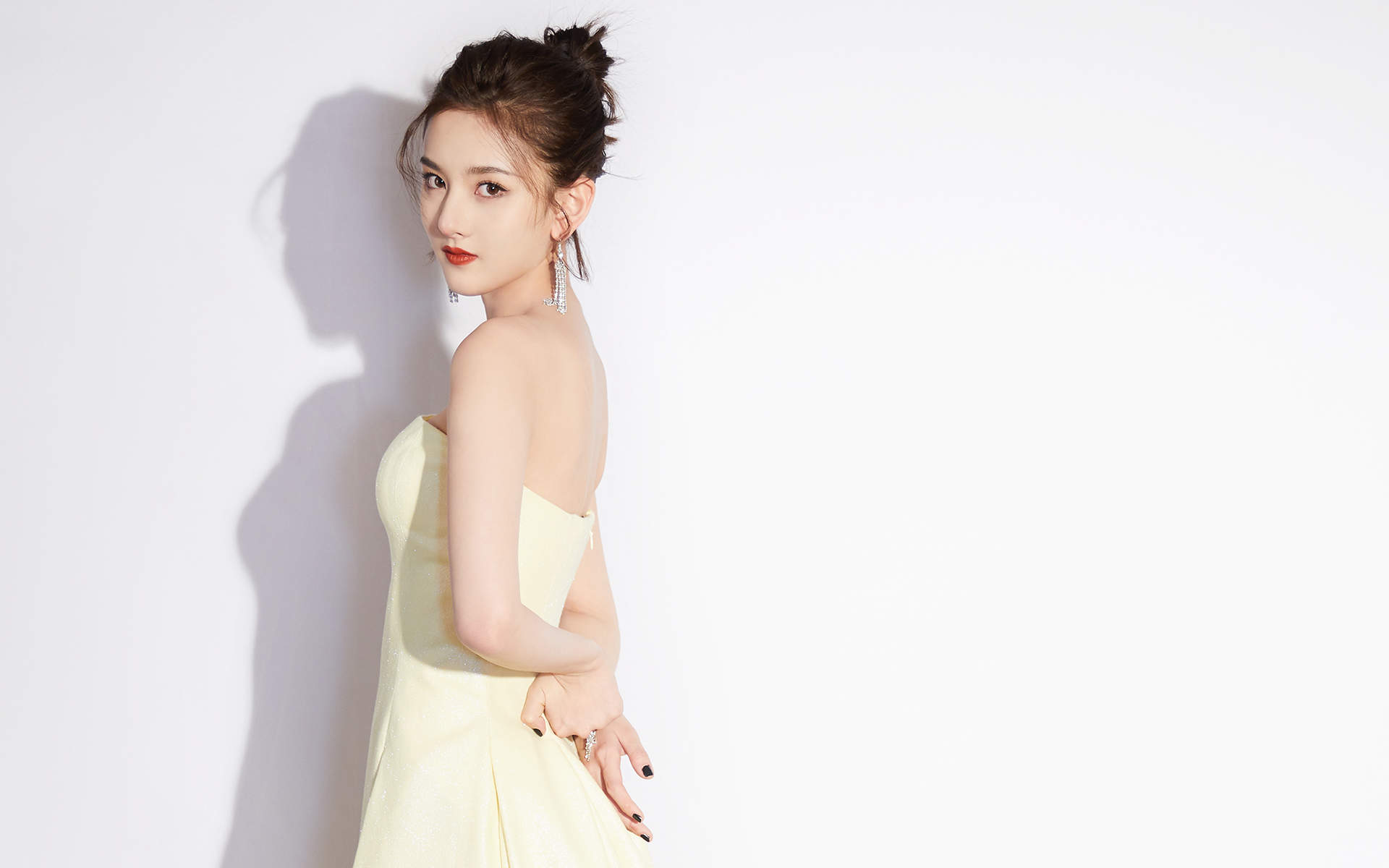 中国北京当代95后女演员小哪吒宋祖儿时尚清新写真桌面壁纸图片