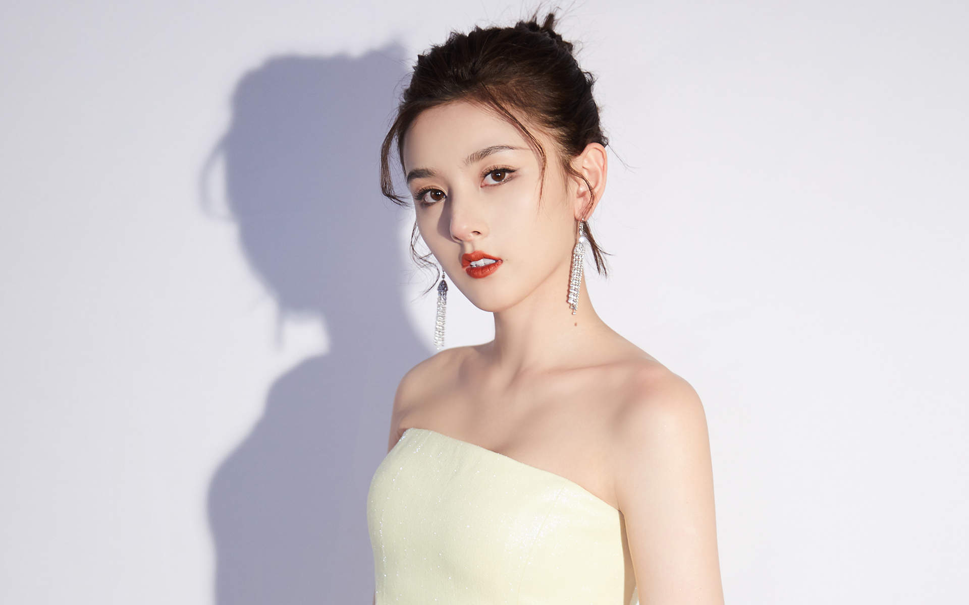 中国北京当代95后女演员小哪吒宋祖儿时尚清新写真桌面壁纸图片
