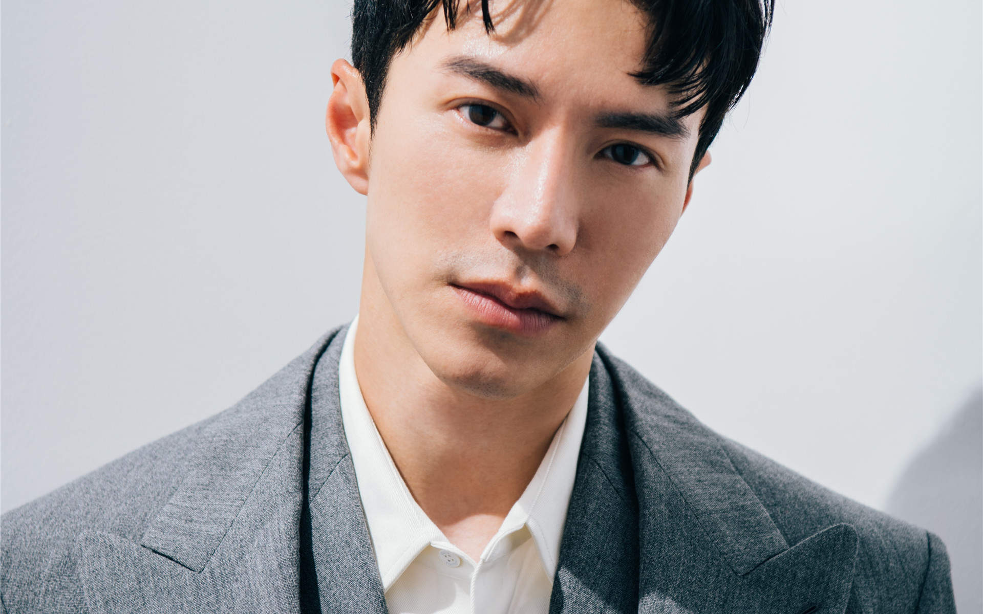 高清新加坡男演员王冠逸寸头造型帅气写真图片图片