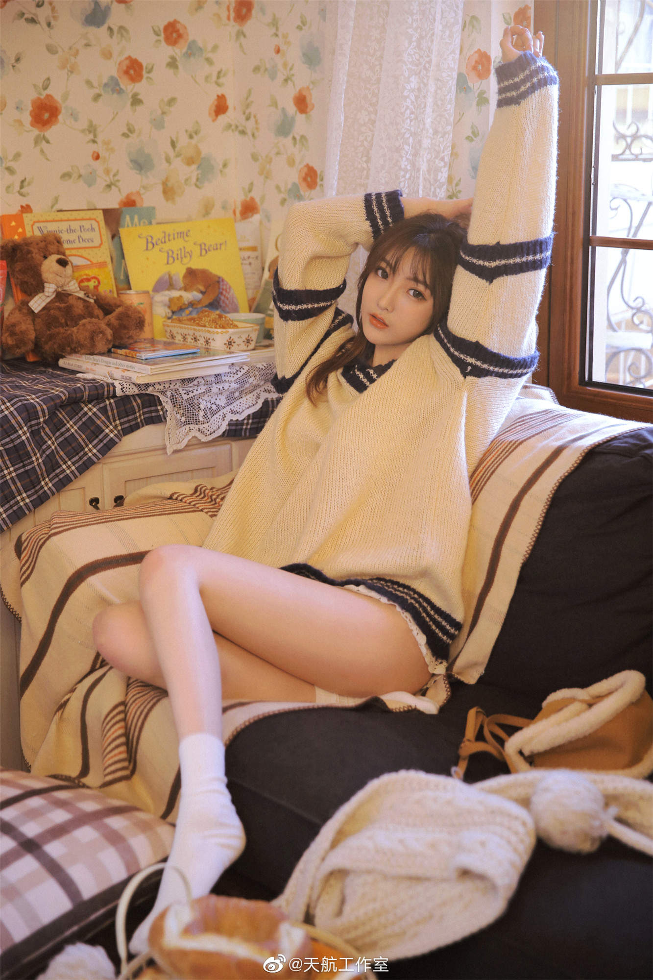 露肩毛衣美女手机壁纸图片